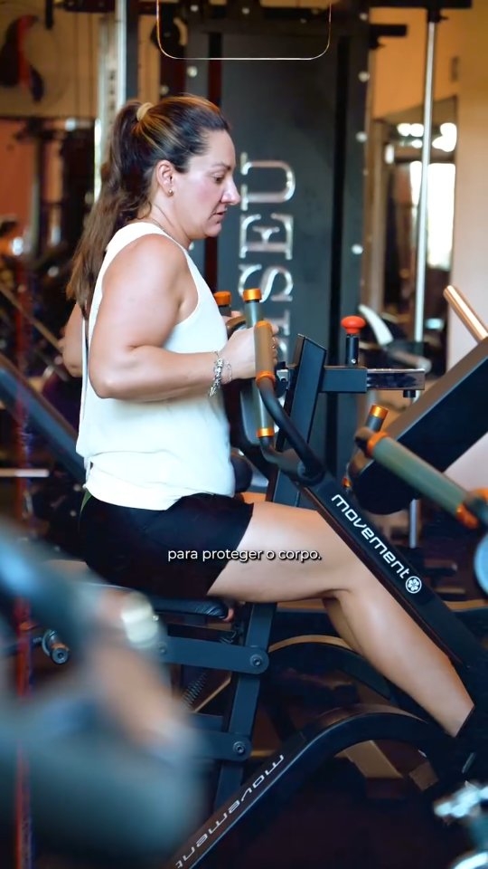 Aluna em aparelho de musculação na BIOFIT